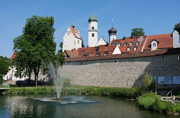 Stadtmauer Isny im Allgäu mit Wassertor, Nikolaikirche und Georgskirche